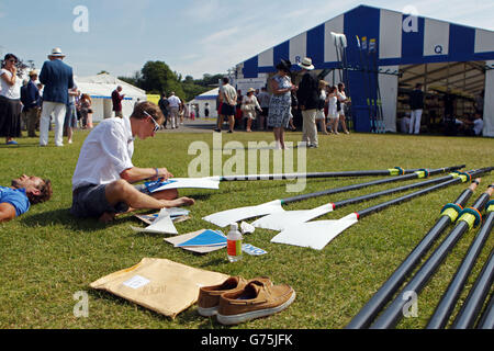 Die Lackierung hängt am ersten Tag der Henley Royal Regatta 2014, Henley, auf den Rudern. Stockfoto