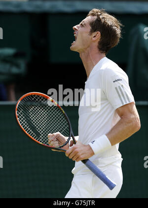 Tennis - Wimbledon Championships 2014 - Tag zehn - All England Lawn Tennis und Croquet Club. Der britische Andy Murray reagiert in seinem Spiel gegen den bulgarischen Grigor Dimitrov Stockfoto