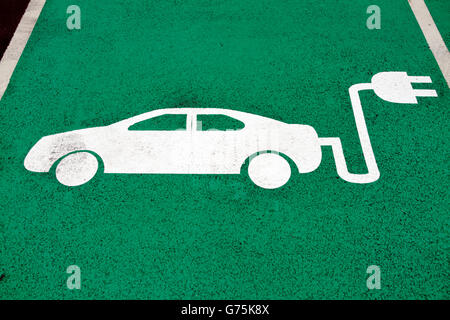 Verkehrszeichen auf einen Punkt in einem Park &amp; Ride am Rande des Portsmouth, UK Ladestation für Elektroautos. Stockfoto