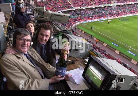 BBC-Kommentator Bill McLaren (links) mit seinem Kommentator und ehemaligen Rugby-Star Jonathan Davies aus Wales überreicht ihm eine Flasche Champagner für sein letztes Spiel, das Wales gegen Scotland Lloyds TSB Six-Nations-Spiel im Millennium Stadium in Cardiff. Stockfoto