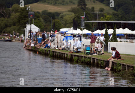 Rudern - 2014 Henley Royal Regatta - Erster Tag. Am ersten Tag der Henley Royal Regatta 2014, Henley, sonnen sich die Zuschauer am Flussufer. Stockfoto