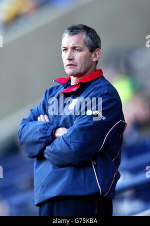 Ipswich Town Manager George Burley beobachtet, wie sein Team während des FA Barclaycard Premiership Spiels im Bolton's Reebok Stadion mit 4-1 von Bolton besiegt wird. Stockfoto