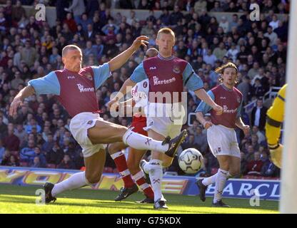 West Ham United's Tomas Repka links und Steve Lomas (rechts) greifen das Charlton-Tor an, während ihres FA Barclaycard Premiership Spiels im West Ham Upton Park Stadion. (Endergebnis 2-0) Stockfoto