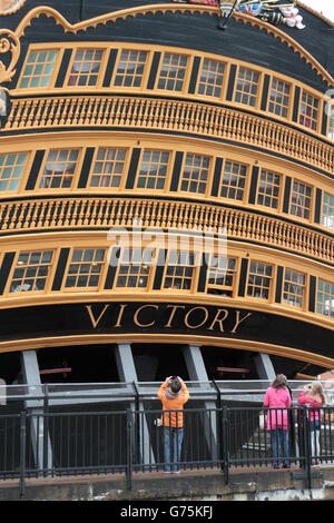 Außenansicht des Hecks von der HMS Victory, Nelsons Flaggschiff in Portsmouth Historic Dockyard, Hampshire, UK. Stockfoto