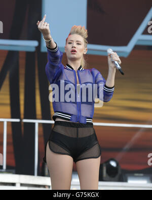 ANMERKUNG DER REDAKTION GESTURE Iggy Azalea tritt auf der Hauptbühne beim Wireless Festival im Finsbury Park im Norden Londons auf. DRÜCKEN SIE VERBANDSFOTO. Bilddatum: Freitag, 4. Juli 2014. Das Foto sollte lauten: Yui Mok/PA Wire Stockfoto