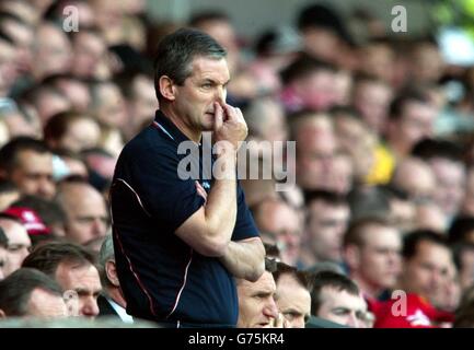 Ipswich-Manager George Burley sieht zu, wie seine Mannschaft während des Spiels der FA Barclaycard Premiership in Anfield, Liverpool, zwei Tore nach unten geht. Stockfoto