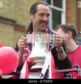 David Seaman von Arsenal posiert mit der Barclaycard Premiership Trophy, während das Team sich auf dem Weg zum Rathaus von Islington befindet. *13/01/04: Der derzeitige Torwart von Manchester City kündigte seinen Rücktritt nach einer Schulterverletzung im Spiel mit Portsmouth am vergangenen Samstag an. Am liebsten folgt Seaman in City auf West Ham und den englischen Keeper David James. Stockfoto