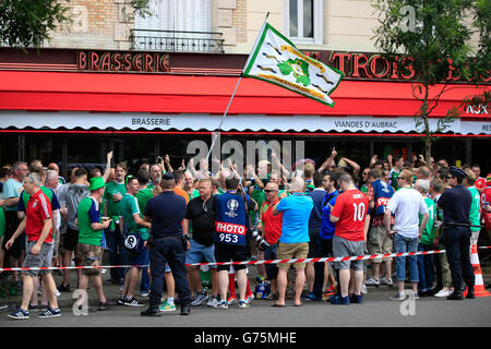 Nordirland-Fans winken eine Flagge vor einer Bar vor der Runde der 16 Spiel im Parc de Princes, Paris. Stockfoto