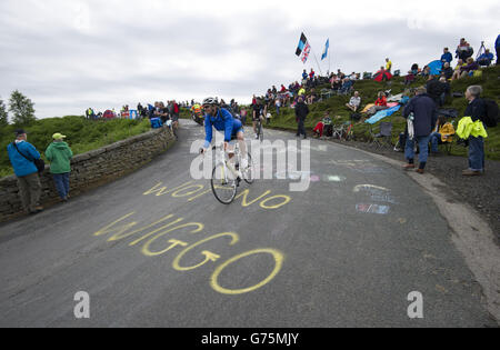 Radfahren - Tour de France - Etappe 1 - Leeds nach Harrogate. Die Massen warten darauf, dass die Fahrer in der Nähe von Reeth ankommen, während die erste Etappe der Tour de France über das Grinton Moor, Yorkshire, führt. Stockfoto