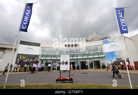 Pferderennen - Coral-Eclipse Raceday - Sandown Park. Racegoers kommen im Sandown Park an Stockfoto