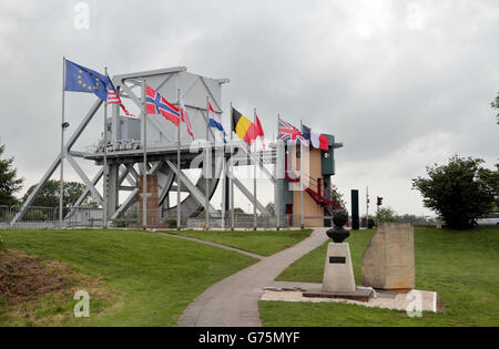 Blick vorbei an der Büste von Major John Howard in Richtung der neuen Caen-Kanal (Pegasus) Brücke, Normandie, Frankreich. Stockfoto