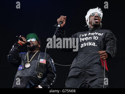Antwan 'Big Boi' Patton (links) und 'Andre 3000' Benjamin von OutKast treten auf der Hauptbühne beim Wireless Festival im Finsbury Park, Nord-London, auf. Stockfoto