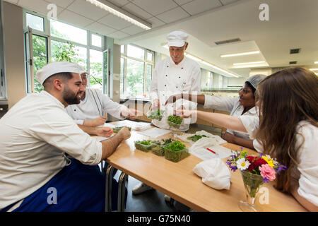 Das Küchen-Team vor Beginn des Arbeitstages zu treffen. Stockfoto