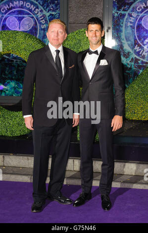 Novak Djokovic (rechts), Gewinner der Wimbledon-Männer-Einzelsieger, und Boris Becker, Trainer, treffen beim Wimbledon Champions Dinner 2014 im Royal Opera House in Covent Garden, London, ein. Stockfoto