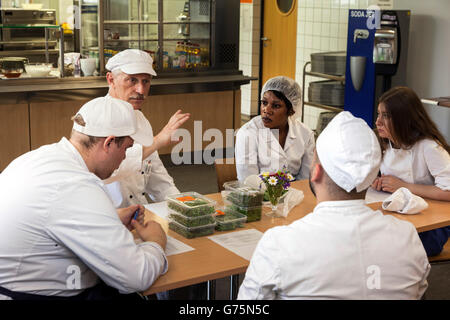 Das Küchen-Team vor Beginn des Arbeitstages zu treffen. Stockfoto