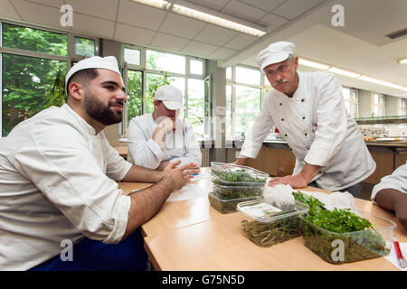 Das Küchen-Team vor Beginn des Arbeitstages zu treffen. Stockfoto