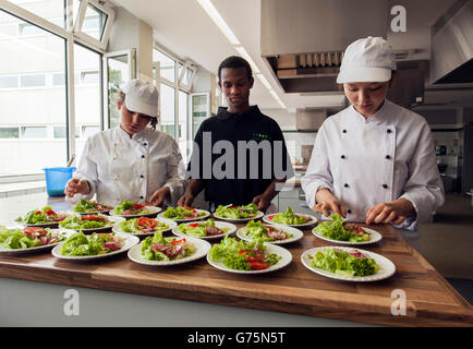 Angehende Köche haben Salate vorbereitet. Stockfoto