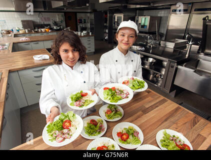 Angehende Köche haben Salate vorbereitet. Stockfoto