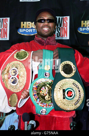 Lennox Lewis hält seine 3 behaltenen Schwergewichtstitel (WBC, IBF & IBO), nachdem er den ehemaligen Champion Mike Tyson in der 8. Runde in der Pyramid Arena, Memphis, ausgeschlagen hat. Stockfoto