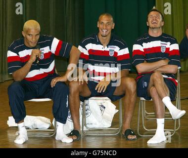 David James (links), Rio Ferdinand (Mitte) und David Beckham bei einem Besuch der englischen Spieler in der Ishya-Grundschule in der Nähe des Trainingsstützpunktes des Teams in Awaji, Japan. England spielen Nigeria in ihrem nächsten WM-Spiel am Mittwoch. Stockfoto