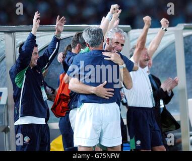 Der irische Manager Mick McCarthy und die irische Bank feiern, nachdem ein Sieg von 3-0 gegen Saudi-Arabien ihren Durchgang zu den letzten 16 der WM-Finals 2002 in ihrem Gruppe-E-Spiel in Yokohoma, Japan, sicherte. Stockfoto