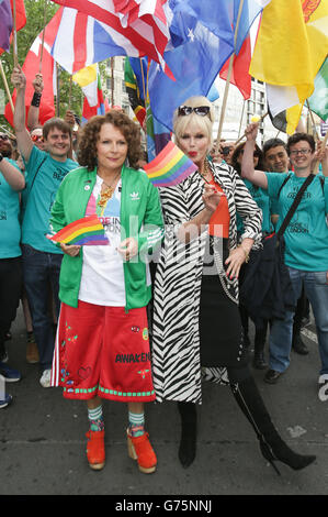Jennifer Saunders (Mitte links) und Joanna Lumley (Mitte rechts) posieren in Charakter zusammen mit Darsteller vor der absolut fabelhaft/Stolli (Wodka) stolz in London Float, near to the Langham Hotel, London. Stockfoto
