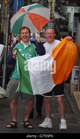 Irlandfans Barry Regan (links) 30 aus Ballyhaunis, County Mayo und Sean Smith 27 aus Ashbourne, County Neath, feiern in der Roppongi-Gegend von Tokyo, Japan. * der Ansturm von Regen und kaltem Wetter dämpfte ihre Freude an Irlands WM-Erfolg nicht, nachdem sie sich aus ihrer Gruppe qualifiziert hatten. Stockfoto