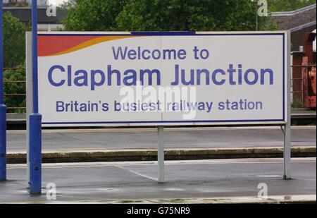 Ein Schild an der Clapham Junction im Süden Londons - genannt Großbritanniens verkehrsreichster Bahnhof, mit etwa 2,000 Zügen pro Tag - auf einem Platfrom, der in der Hauptverkehrszeit fast leer ist, während England Nigeria in der Weltmeisterschaft spielt. Stockfoto