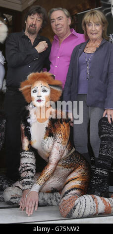 (Von links nach rechts) Trevor Nunn, Andrew Lloyd Webber und Gillian Lynne mit einem Performer aus dem Musical Cats während einer Fotozelle außerhalb des Londoner Palladium im Zentrum Londons. Stockfoto