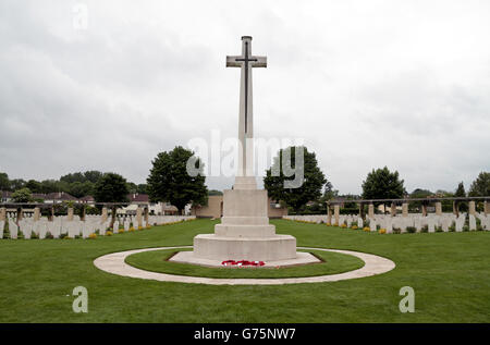 Kreuz des Opfers und Grabsteine in der CWGC Ranville War Cemetery, Ranville, Calvados, Frankreich. Stockfoto