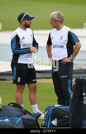 England-Trainer Peter Moores (rechts) spricht mit Matt Prior während einer Trainingseinheit in Trent Bridge, Nottingham. Stockfoto