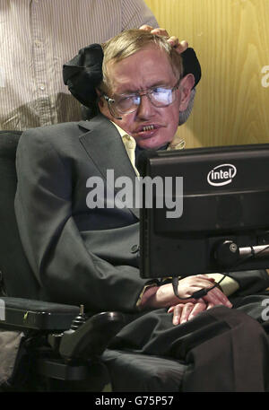 Professor Stephen Hawking beim Start des European Global Tracheostomy Collaborative am Royal College of Surgeons im Zentrum von London. Stockfoto