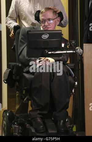 Professor Stephen Hawking beim Start des European Global Tracheostomy Collaborative am Royal College of Surgeons im Zentrum von London. Stockfoto