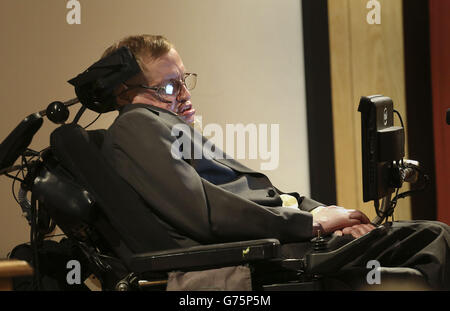 Professor Stephen Hawking beim Start des European Global Tracheostomy Collaborative am Royal College of Surgeons im Zentrum von London. Stockfoto