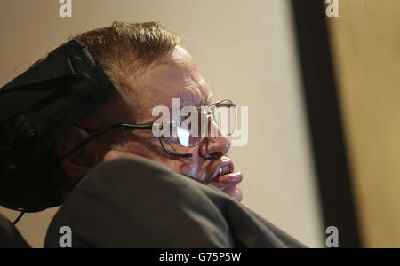 Professor Stephen Hawking beim Start des European Global Tracheostomy Collaborative am Royal College of Surgeons im Zentrum von London. Stockfoto