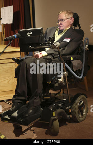 Professor Stephen Hawking beim Start des European Global Tracheostomy Collaborative am Royal College of Surgeons im Zentrum von London. Stockfoto