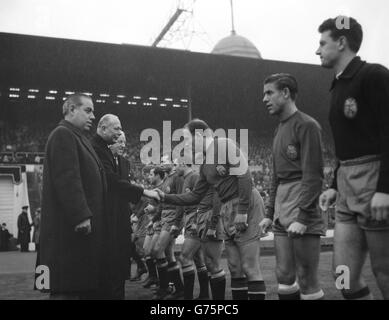 Der Duke of Gloucester (zweiter von links) schüttelt sich vor dem Internationalen Freundschaftsspiel gegen England die Hände mit Alfredo Di Stefano, dem spanischen Mittelaufpasser und Kapitän, im Wembley Stadium, London. England gewann die 4-2. Stockfoto