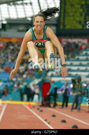 Australiens Jame Jamieson springt im Weitsprung beim Heptathlon während der Commonwealth Games 2002 im City of Manchester Stadium, Manchester. Stockfoto