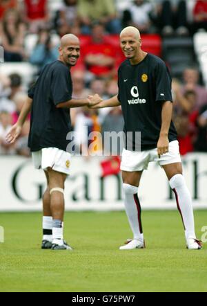 Rio Ferdinand (rechts) erwärmt sich mit seinem Teamkollegen Juan Veron vor seinem Debüt für Manchester United bei einem Testimonial Match gegen AFC Bournemouth am Dean Court. * der teuerste Verteidiger der Welt stimmte zu, an dem Spiel zu Ehren des Fußballdirektors des Clubs Mel Machin zu spielen, weil Machin ihm 18 während einer Leihgabe von West Ham sein erstes Profispiel als 1996-Jähriger gab. Stockfoto