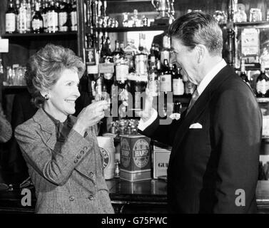 Präsident Ronald Reagan und Frau Nancy stoßen sich an der Bar von O'Farrell's Pub in Ballyporeen an. Sie sind auf einem viertägigen Besuch in der Republik Irland. Stockfoto