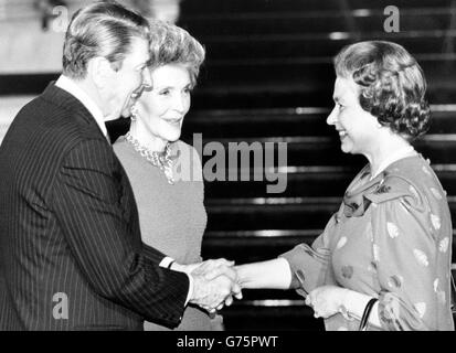 Die Queen begrüßt den amerikanischen Präsidenten Ronald Reagan und First Lady Nancy Reagan im Buckingham Palace, wo sie sich zum Tee trafen. Der Präsident ist nach einem Treffen mit Präsident Gorbatschow in Moskau für eine Übernachtung in London. Stockfoto