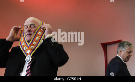 Der Großmeister des Ordens, Edward Stevenson (links), und der erste Minister, Peter Robinson, treffen auf eine Pressekonferenz, die von der Grand Orange Lodge of Ireland zusammen mit unionistischen Vertretern in der Ballymacarrett Orange Hall, Albertbridge Road, Belfast, abgehalten wird. Stockfoto