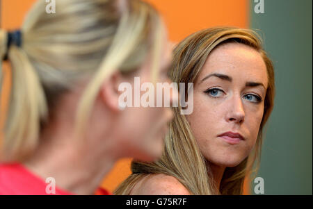 Schottlands Eilish McColgan (rechts) mit Eilidh Child (links) während einer Pressekonferenz im Hampden Park, Glasgow. Stockfoto