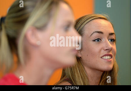 Schottlands Eilish McColgan (rechts) mit Eilidh Child (links) während einer Pressekonferenz im Hampden Park, Glasgow. Stockfoto