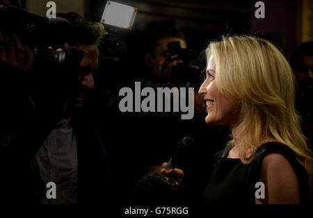 Gillian Anderson nimmt an der Eröffnungsnacht des fünften London Indian Film Festival in Cineworld, Haymarket, London, Teil, um seinen Eröffnungsfilm und die Premiere von 'Sold', Ein Drama über ein Mädchen, das alles für die Freiheit riskiert, nachdem es von ihrem Bergdorf in Nepal in ein Bordell in Indien verschleppt wurde. Stockfoto