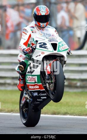 World Super Bikes Championship in Brands Hatch, Kent UK. Sieger von Rennen 1 und 2 Colin Edwards of America feiert seine Rennsiege mit einem Wheelie auf seiner Siegerrunde. Stockfoto