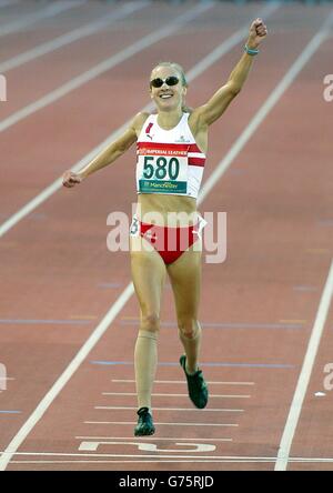 Die Engländerin Paula Radcliffe feiert den Sieg der Commonwealth Games Frauen über 5,000 Meter im Stadion der Stadt Manchester. Stockfoto