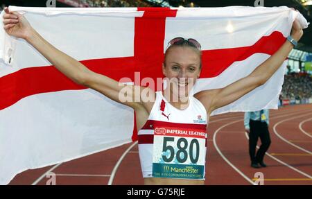 Die Engländerin Paula Radcliffe feiert, nachdem sie bei den Commonwealth Games in Manchester auf 5000 Metern Gold gewonnen hat. Stockfoto