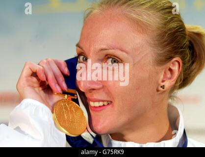 Die Engländerin Paula Radcliffe zeigt ihre Goldmedaille bei den Commonwealth Games, nachdem sie die 5000 Meter gewonnen hat. Stockfoto