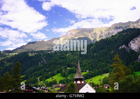 Touristische Stadt von Lauterbrunnen im Lauterbrunnental (Jungfrau Region, Schweiz) mit Kirche im Vordergrund Stockfoto